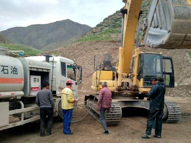 道_高速公路_乌鲁木齐瓦利棋牌夜行天山_隧(图3)